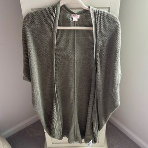 Long green sweater. Size L. Quarter length sleeves